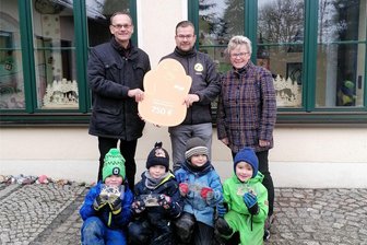 „Kinderparadies“ in Bernsdorf bekommt Geld für Kletterwand und Balancierpfad - Reginald Fuchs (li.) von Envia-M überbrachte Vereinschef Steve Müller und Bürgermeisterin Roswitha Müller die Spende.