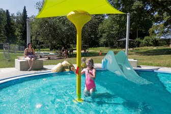 Kinderplanschbecken im Freibad in Waldenburg: Neben Lob gibt es Sicherheitsbedenken und Kritik an „Betonwüste“ - Das neue Kinderplanschbecken im Freibad in Waldenburg. Die achtjährige Jasmin hat sich am Dienstag über eine Abkühlung gefreut.