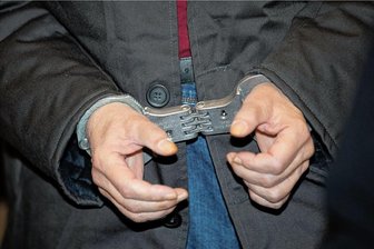 Kinderporno-Plattform "Boystown": Das Grauen im Netz - Ein Angeklagter wird zum Prozess wegen seiner Beteiligung an der Darknet-Plattform Boystown vor dem Landgericht Frankfurt in den Saal gebracht. Insgesamt vier Männern wird die bandenmäßige Verbreitung kinder- und jugendpornografischer Inhalte, das Herstellen von Kinderpornografie sowie der zum Teil schwere sexuelle Missbrauch von Kindern vorgeworfen.