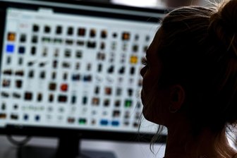 Kinderpornografische Bilder und Videos: Chemnitzer Gericht verurteilt gelernten Erzieher - Eine Kriminaloberkommissarin wertet kinderpornografische Bilder aus. Auf Computer, Smartphone und Speichermedien eines Chemnitzers wurden Dutzende derartige Dateien gefunden.