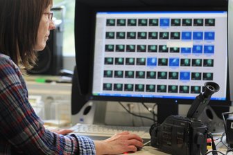 Kinderpornographie: Mehr als ein Dutzend Durchsuchungen in Mittelsachsen und im Erzgebirge - Die Ermittler stellten bei den Durchsuchungen etliche beweismittelrelevante Speichermedien, Laptops, Telefone und weitere Technik sicher.