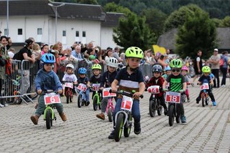 Kinderradrennen in Bad Schlema: Rasante Raser auf fetten Reifen - Massenstart auf „fetten Reifen“. Etliche Eltern und Großeltern feuerten die Steppkes in Bad Schlema an.