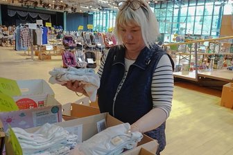 Kindersachen-Basar startet in Markneukirchen: 25.000 Artikel warten auf Käufer - Die Vorbereitungen zum Kleiderbasar in Markneukirchen laufen auf Hochtouren. Im Bild: Gaby Rothe sortiert die angenommene Kleidung.