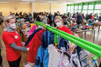 Kindersachen-Flohmarkt in Geithain bietet Schnäppchen an - Vorigen Herbst herrschte in den Räumen der DRK-Werkstätten in Geithain beim Flohmarkt dichtes Gedränge.