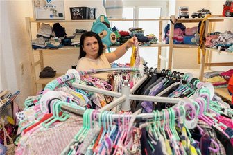 Kindersachen teuer kaufen, muss nicht sein: In Treuen öffnet jetzt ein „Glücks-Pilz“ - Auf den Ständern hat Inhaberin Nicole Heinig etwas mehr Mädchen- als Jungsklamotten hängen. Die gibt es in Größen vom Baby bis zum Jugendlichen.