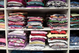 Kindersachenmarkt bietet am Samstag in Plauen tausende Secondhand-Artikel - Beim Kindersachenmarkt gibt es unter anderem Bekleidung.