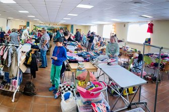 Kindersachenmarkt in Bernsbach lädt zum zweiten Mal zum Stöbern ein - Im September war der Kindersachenmarkt in der Bernsbacher Mehrzweckhalle gut besucht. Nun gibt es eine Neuauflage.