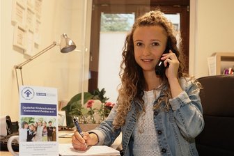 Kinderschutzbund Zwickau: Jedes fünfte Kind berichtet am Sorgentelefon über Gewalt oder Missbrauch - Die Koordinatorin des Zwickauer Kinderschutzbundes Katja Heyn am Kinder- und Jugendtelefon, das von 14 bis 20 Uhr geschaltet ist.