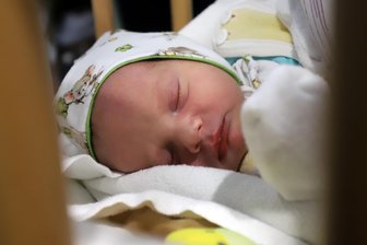 Kindersegen in Freiberg: Warum Neuzugang Piet Treptow das Zeug zum Fußballstar in Flöha hat - Piet Treptow ist eines der beiden Neujahrsbabys im Kreiskrankenhaus Freiberg.