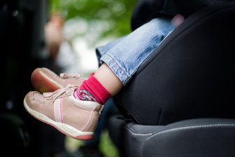 Kindersitze im Test: Fast ein Viertel der Modelle ist "gut" - Blindkäufe vermeiden: Der ADAC empfiehlt, Kindersitze vor dem Kauf im Fachhandel zu testen, um die Passform für Kind und Auto sicherzustellen.