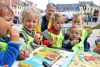 Kinderspaß in Glauchau: Was ist denn auf dem Wochenmarkt los? - Die Glauchauer Tagesmutter Antje Schultze mit ihren Sprösslingen auf dem Markt.