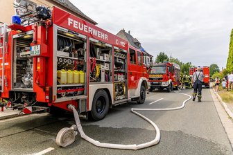Kinderspielhaus steht in Flammen - 