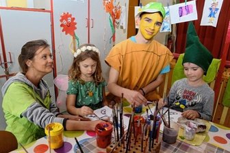 Kinderspielvogtland: Wie das Kispi die Schätze der Heimat bewahren will - Jean-Pascal Fehlkamm (2. von rechts) stand als "Topasius" im Mittelpunkt - hier beim Ausmalen von Topasiusbildern mit (von links) Sabrina Müller vom Kispi und den jungen Gästen Clara Schmidt und Lucas Köhler. 