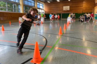 "Kindersprint" weckt Lust auf Sport - Ein Schüler an der Wendemarke des "Kindersprint"-Laufparcours. Zurück zum Start und Ziel geht es im Slalom. 