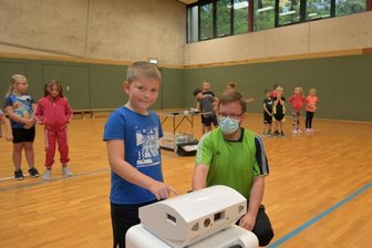 Kindersprint weckt Sportbegeisterung und Ehrgeiz - Am Kindersprintnahmen auch die Zweitklässler teil. Markus Albitz vom Expika-Team (vorn rechts) erklärt dem achtjährigen Elias Möbius aus Oelsnitz, wie er den Computer bedient und den Sprint starten kann.