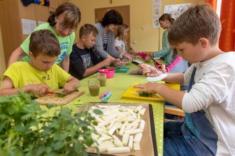 Kinderstadt Annazwerg ist bunt - im Garten und auf dem Mittagstisch - 
