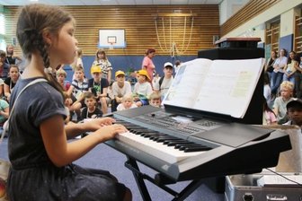 Kinderstadt feiert Abschied - Merle überzeugt mit einer Solo-Darbietung.