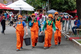 Kinderstadt im Parktheater: Das sind die coolsten Müllmänner Plauens - Die coolsten Müllmänner der Stadt: Finn, Phillipp, David und Till von der Grundschule Weischlitz nahmen am Mittwoch in der Kinderstadt ihre Aufgaben als Mitarbeiter der Abfallentsorgung sehr ernst.