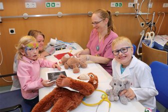Kinderstation am Erzgebirgsklinikum öffnet die Türen: Warum ein Mädchen aus Zwönitz seinen Teddy ins Krankenhaus bringt - Dr. Felix assistierte seiner Mutter Mandy Nestler-Ullmann. Gemeinsam konnten sie Tamaras Teddy und einem Affen helfen.