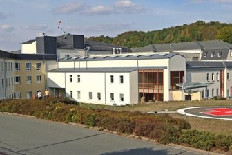 Kinderstation vom Aus bedroht - Das DRK-Krankenhaus in Lichtenstein. Zurzeit werden Pläne zu Strukturveränderungen diskutiert. 