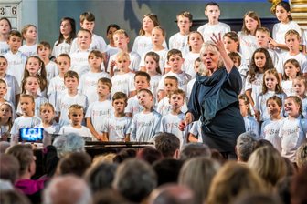 Kinderstimmen sorgen für Gänsehautmomente in Marienberg - Friedhilde Trüün animierte auch die Besucher des Konzertes zum Mitsingen.