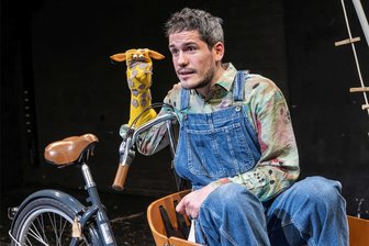 Kinderstück im Theater Freiberg: Zuschauer reagieren unterschiedlich - Fabian Vogt im Kinderstück „Hey Hey Hey Taxi“ in der BiB im Theater Freiberg.