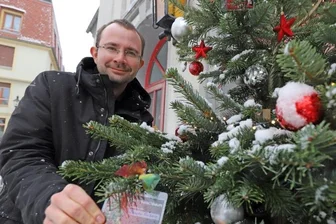 Kinderwünsche am Weihnachtsbaum - Theaterpädagoge Martin Lühr lädt dazu ein, Freiberger Kindern kleine Wünsche zu erfüllen.