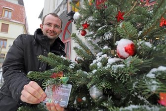 Kinderwünsche am Weihnachtsbaum - Theaterpädagoge Martin Lühr lädt dazu ein, Freiberger Kindern kleine Wünsche zu erfüllen.