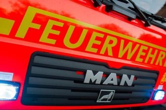 Kinderwagen im Treppenhaus angezündet - Mehrere Bewohner im Krankenhaus - 