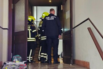 Kinderwagen in Brand: Chemnitzer Feuerwehr rückt zur Zietenstraße aus - In einem Haus an der Chemnitzer Zietenstraße wurde ein Kinderwagen in Brand gesteckt. Verletzt wurde dabei niemand.