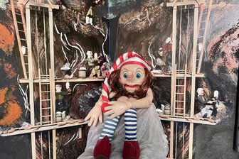 Kinderweihnacht im Erzgebirge: „Berggeist Knuffel“ lädt ins Kulturhaus Aue ein - Berggeist Knuffel hat seine Höhle aufgehübscht.