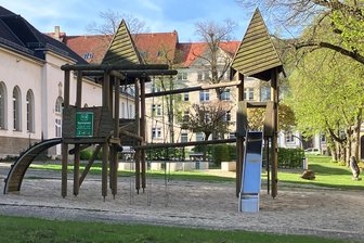 Kinderwünsche werden wahr: So wird der Außenbereich im Freizeitzentrum in Falkenstein umgebaut - So sieht das Außengelände des Begegnungszentrums in Falkenstein derzeit noch aus. Bis Ende des Jahres wird hier gebaut.