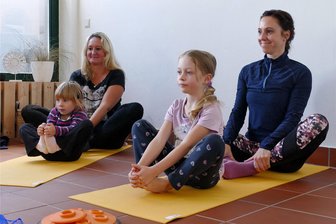 Kinderyoga in Augustusburg: Die Geschichte der Kiyo-Kids - Marlen Einert und ihre Tochter Anni genießen den Kinderyoga-Kurs ebenso wie Jenny Schmiedecke und deren Tochter Lina (von links).