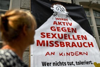Kindesmissbrauch im Sport? Vereine im Vogtland sollen mehr Geld für Prävention bekommen - Das Foto zeigt eine Mahnwache der Initiative "Aktiv gegen Missbrauch" in Freiburg, es könnte aber ebenso überall sonst sein. 