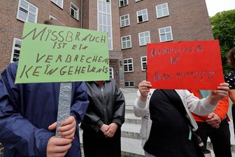 Kindesmissbrauch in Chemnitz: Ich hör gleich auf, sagt Papa Bär - Mahnwache von Missbrauchsopfern vor dem Landgericht Chemnitz.