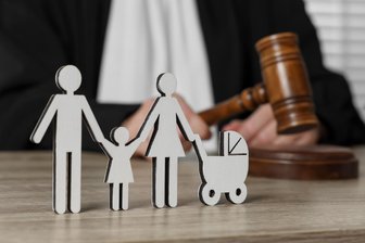 Kindesmisshandlung: Über Frau und Herr S., die ihrem Baby die Knochen brachen - Nach einem Verhandlungstag das Urteil: ein Jahr und sieben Monate Haft, ausgesetzt zu drei Jahren Bewährung.