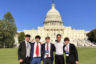 Kindheitstraum hat sich erfüllt: Junger Vogtländer zu Gast im Capitol in Washington - Lukas Lindner (2.v.re.) mit anderen Austauschschülern vor dem Capitol.