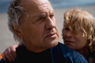 Kino „Casablanca“ in Zwickau: Geschichte eines einsamen Menschen - Uwe Ochsenknecht als Edgar und Corinna Harfouch als seine Ex-Frau Eva in „Die Ironie des Lebens“.
