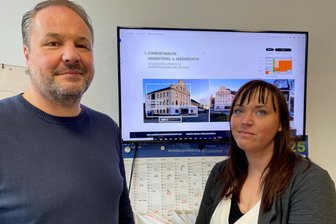 Kino-Frau in Auerbach auf der Suche nach neuem Ort für Filmtheater: „Ich war ganz geflasht“ - In Verhandlung: Bauamtsleiter Patrick Zschiesche und Kino-Betreiberin Katharina Repp.