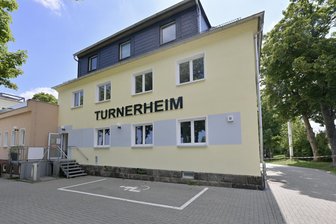 Kino im Turnerheim: Hallervorden-Film „Honig im Kopf“ auf der Leinwand - Das Turnerheim Cainsdorf wird am 19. September zum Kino.