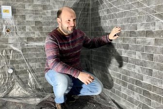 Andreas Ronneberger,  Chef des Kinos in Mittweida, schaut sich die Fliesen in der neuen Herrentoilette an. Die wird im ersten Stock eingerichtet.