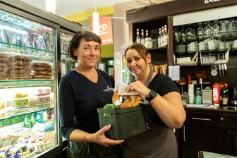 Kino in Stollberg: Welche Filme diesmal im Dürer laufen - Snackboxen wird es auch diesmal wieder für die Filmvorführungen geben. Im Bild: Ina Friedl (l.) und Virginie Leistner.