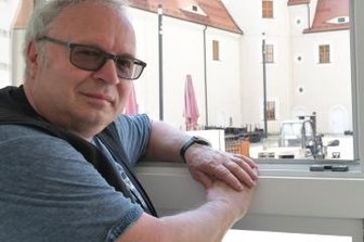 "Kino ist Raum zum Treffen, Lachen, Weinen, Kommunizieren" - Thomas Erler schaut aus dem Filmprojektfenster zu, wie im Schlosshof Leinwand aufgebaut wird.