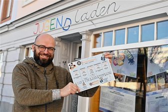 Kino, Kochen, Karaoke: Jugendladen Rochlitz lädt in den Ferien ein - Marcel Berger, Sozialarbeiter vom Rochlitzer Jugendladen, zeigt den Plan für das Programm der ersten Winterferienwoche.