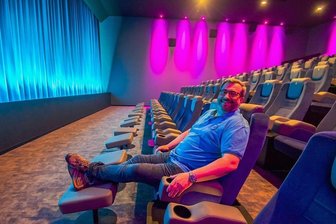Kinobetreiber im Altkreis Aue-Schwarzenberg bereiten den Neustart vor - Hendrik Pelzer betreibt das Nickel-Odeon in Aue. Er freut sich auf den Neustart, dann in einem komplett umgebauten Kinosaal. 