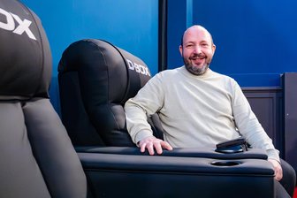 Kinos in Mittelsachsen: Neue D-Box-Sitze wackeln in Mittweida synchron zum Film - Andreas Ronneberger betreibt die Filmbühne in Mittweida und hat 2025 in neun D-Box-Sitze investiert, die Zuschauern ein noch unvergleichliches Kinoerlebnis bieten sollen.