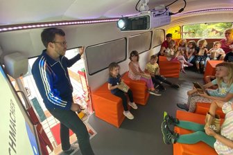 Kinotag lockt nach Oberheinsdorf: „Wir machen es uns auch ohne Bus gemütlich“ - Matthias Ditscherlein kann mit seinem Kino-Bus diesmal nicht vorbeikommen, Kino gibt’s dennoch.