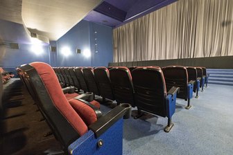 Kinotechnik versagt bei Roland-Kaiser-Filmpremiere im Erzgebirge - Der Vorhang bleibt unten, die Reihen leer: Die Technik im Annaberger Kino hat aufgegeben.