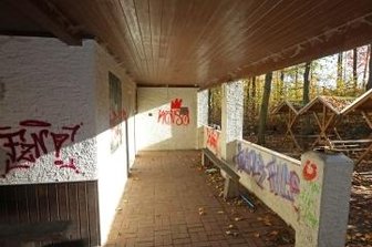 Kiosk im Park bleibt Sorgenkind - Der Kiosk im Wilhelm-Wunderlich-Park in Meerane präsentiert sich als Schandfleck.