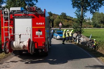 Kirchberg: Auto kollidiert mit Baum und landet auf Dach - Ein Auto kollidierte am Dienstagnachmittag in Kirchberg mit einem Baum.
